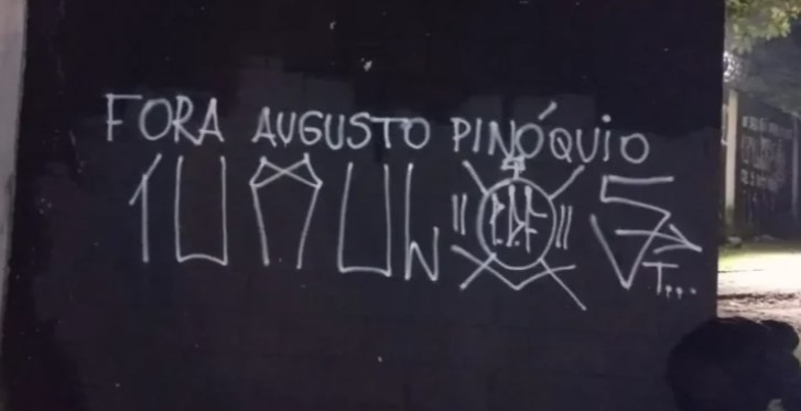 Pichação na sede social do Corinthians