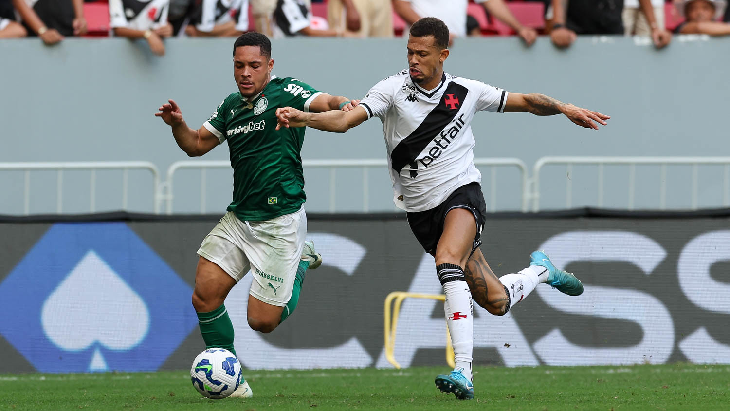 Vitor Roque desencante e Palmeiras vence