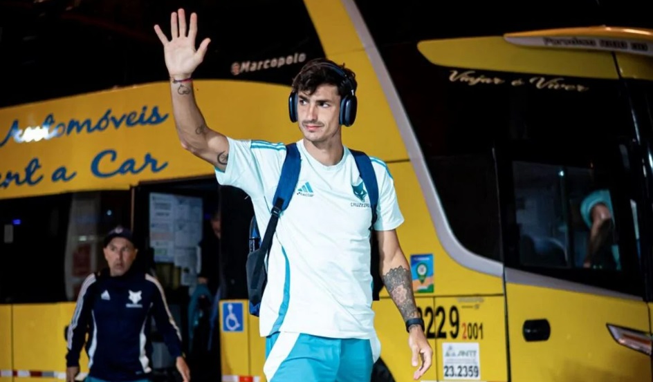 São Paulo contrata atacante