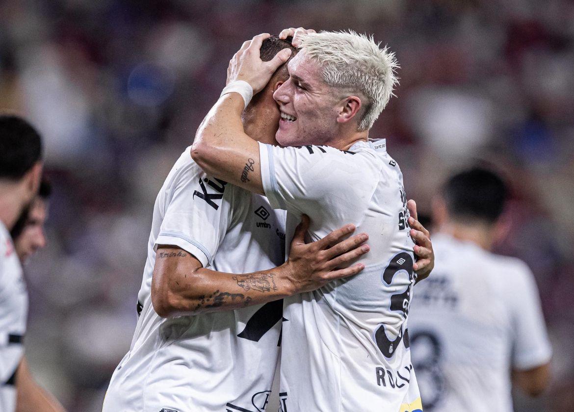 Santos vence e respira